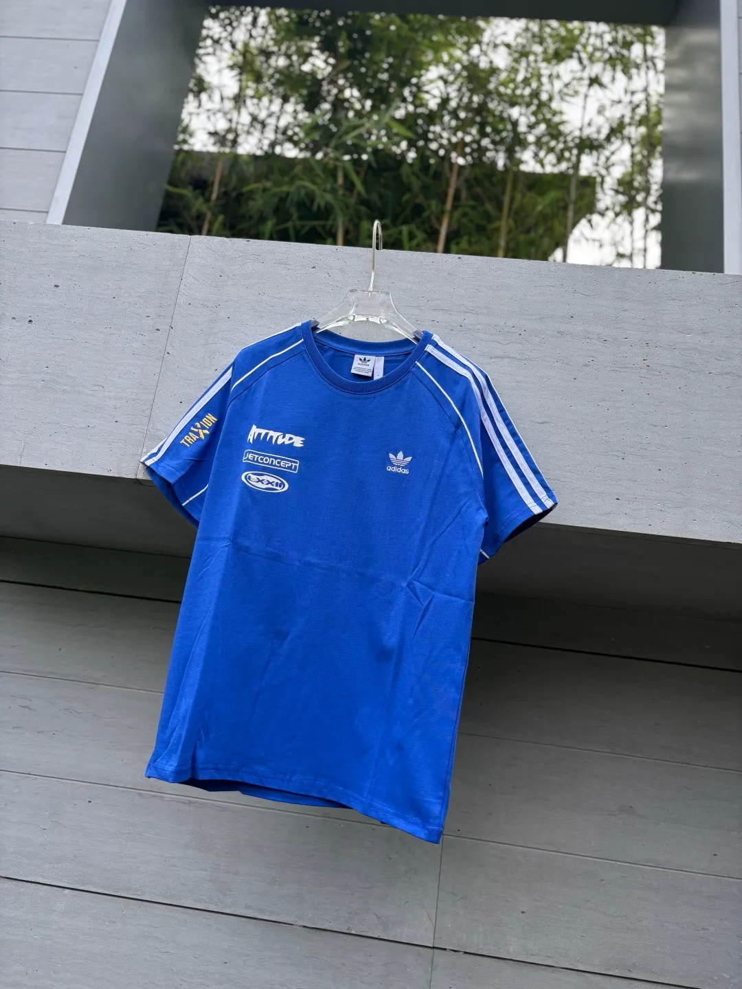 🈴𝟯Color Collection 𝟬𝟱𝟵𝟯#『couple items] 𝗮𝗱𝗶𝗱𝗮𝘀Adidas Clover Retro Racing Style Three Stripes Short Sleeves for Men and Women Same Style ✅Adidas Clover Retro Racing Style Three Stripes Short Sleeves Continuing the classic clover three-stripe element, Retro racing-style raglan sleeves are cut, with multi-label printing on the chest and cuff details. It has a full American Retro feel and is suitable for various styles. Men and women have the same style. ✅High-quality fabrics, comfortable and breathable. High-quality pure cotton fabrics are selected, which are soft and skin-friendly, breathable and not sweaty, and will not deform or shrink after long-term wear. ✅Exquisite clover logo printing, neat wiring; complete brand tags, full texture; Classic round neck design, not picky on face shape, long-lasting wear. 🌈Color: White Blue Black Size: s-xxl ⬇️Weight recommendation⬇️ S 100-120 catties M 120-140 catties L 140-160 catties XL 160-180 catties 2XL 180-200 pounds